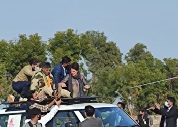 प्रियंका गांधी ने किया खेरागढ़ विधानसभा क्षेत्र के प्रत्याशी के लिए रोड शो
