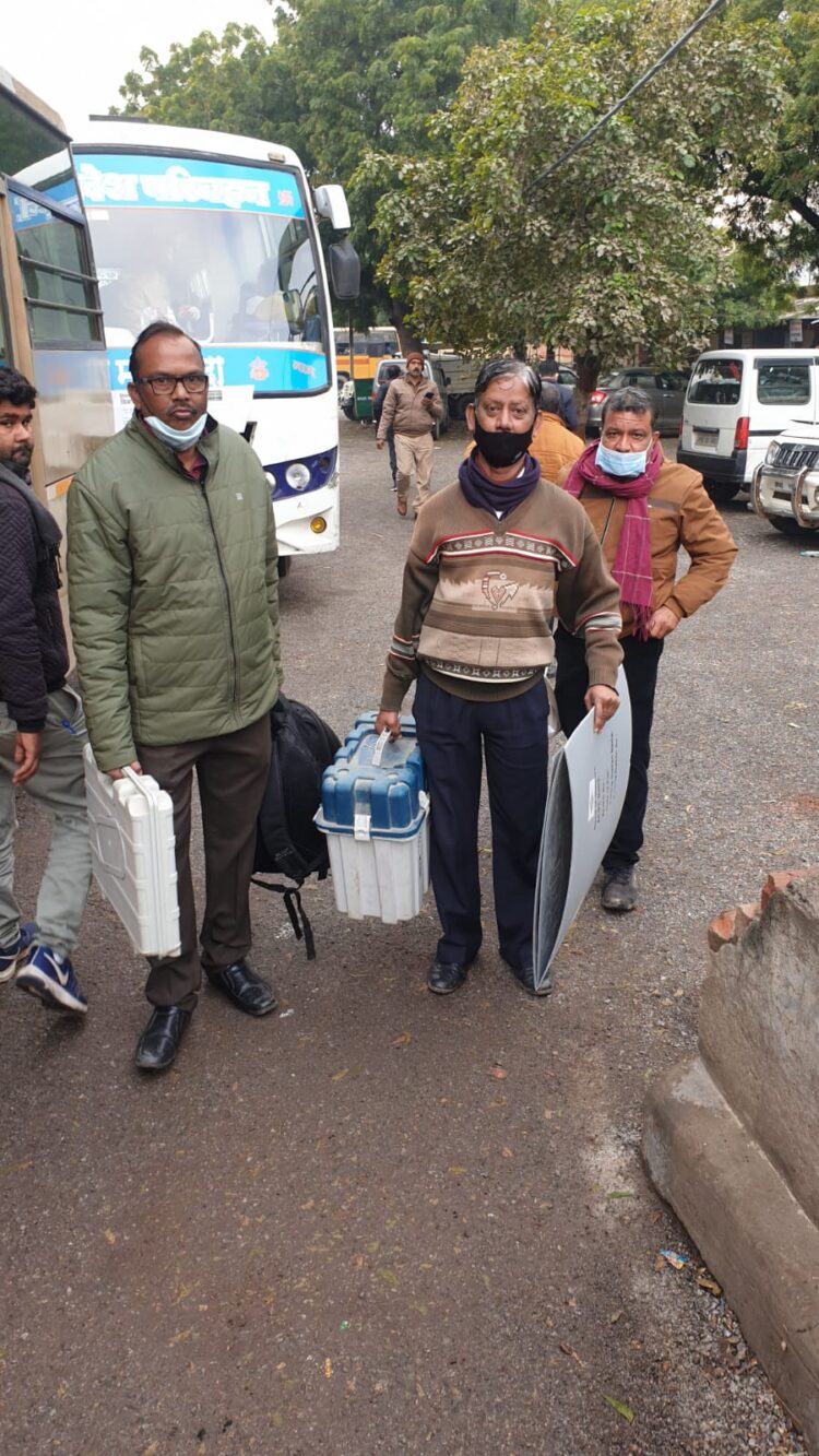 मतदान केंद्रों के लिए सुबह से पोलिंग पार्टियां हो रहीं रवाना