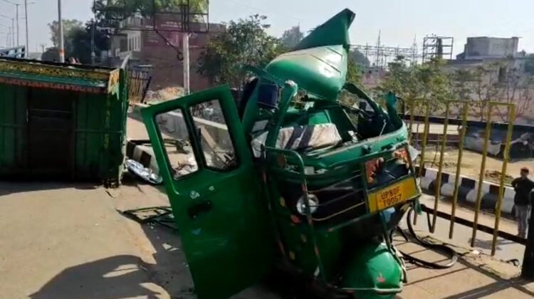 ट्रक की टक्कर से टेंपो के उड़े परखच्चे
