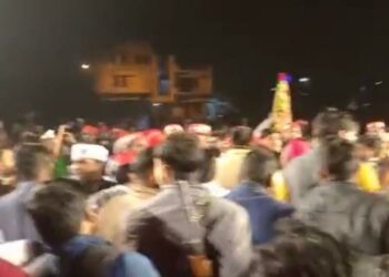 कासगंज में टीवी डिबेट के दौरान भाजपा और समाजवादी पार्टी के समर्थक भिड़े