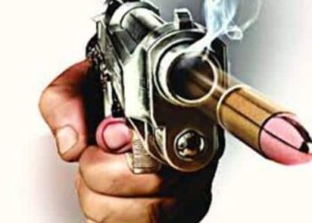 चिकित्सक के गेट पर बाइक सवारों ने किया फायर