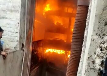 जूते की फैक्ट्री में लगी आग, सात दमकलों को 2 घंटे लग गए काबू पाने में