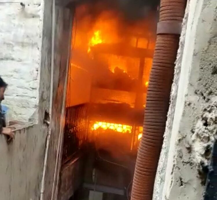 जूते की फैक्ट्री में लगी आग, सात दमकलों को 2 घंटे लग गए काबू पाने में