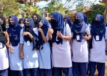 हिजाब बैन के खिलाफ ओवैसी-महबूबा, ओवैसी बोले- कोर्ट के फैसले से असहमत, महबूबा ने कहा- फैसला आजादी के खिलाफ