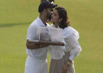 100वें टेस्ट मैच से पहले कोहली ने अनुष्का को मैदान पर लगाया गले