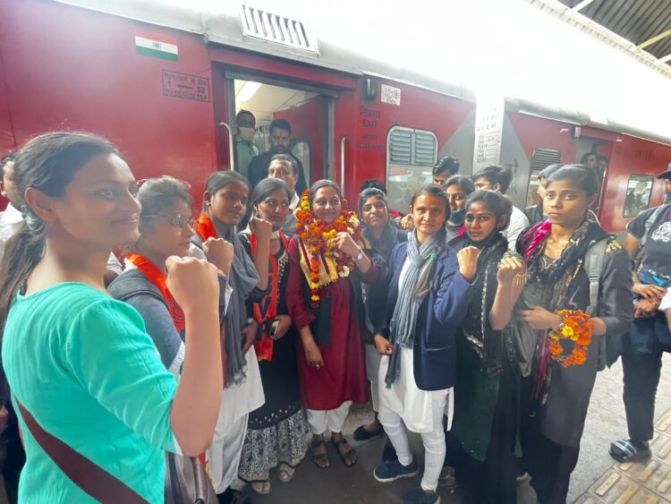 जेल से रिहा होने के बाद निधि त्रिपाठी का हुआ आगरा में भव्य स्वागत