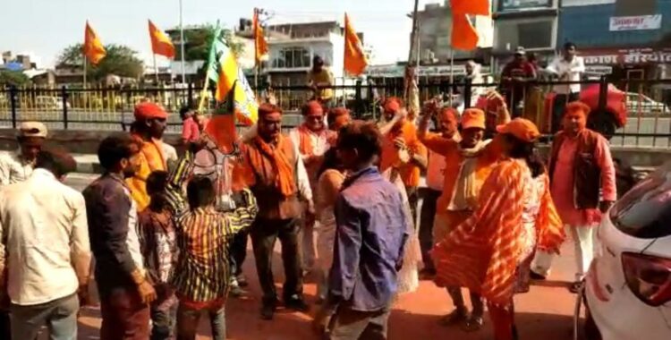 ‘जो राम को लाए हैं, हम उनको लाएं हैं’- गीत गाते हुए झूम रहे सभी