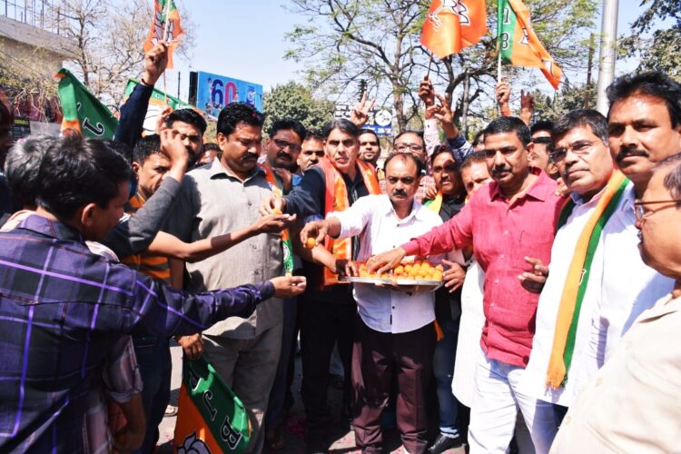 भाजपा की सरकार बनने पर जश्न का दौर जारी