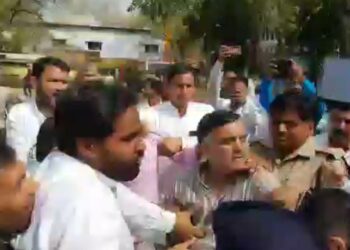 एटा में सपा और भाजपा समर्थक आपस में भिड़े