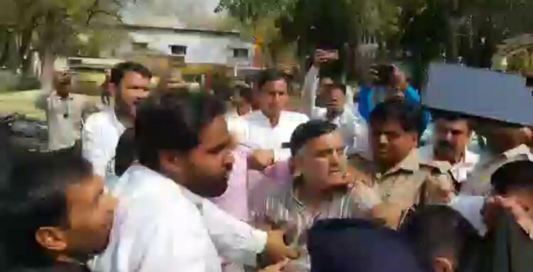 एटा में सपा और भाजपा समर्थक आपस में भिड़े