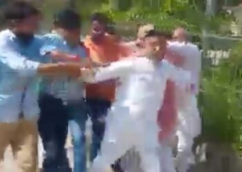 एटा: कलक्ट्रेट पर आज दूसरे दिन भी हंगामा, सपा प्रत्याशियों के साथ मारपीट