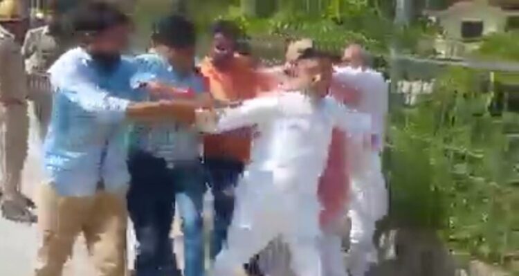 एटा: कलक्ट्रेट पर आज दूसरे दिन भी हंगामा, सपा प्रत्याशियों के साथ मारपीट