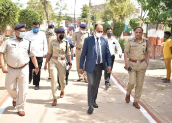 जिला जज, डीएम और एसएसपी ने किया केंद्रीय और जिला कारागार का निरीक्षण