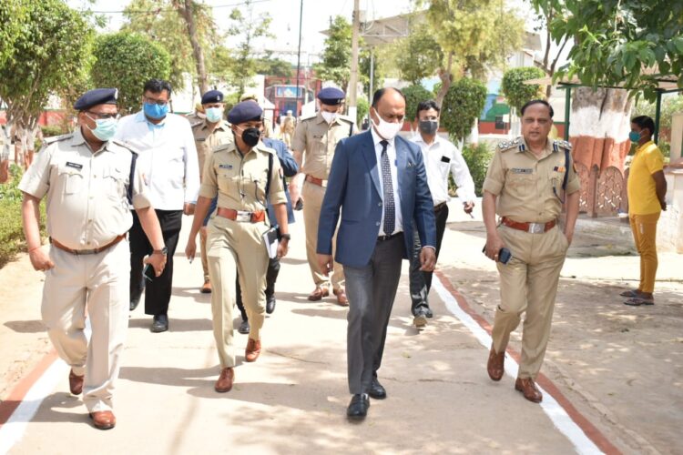 जिला जज, डीएम और एसएसपी ने किया केंद्रीय और जिला कारागार का निरीक्षण