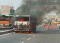 आगरा नगर निगम के चलते ट्रक में लगी आग