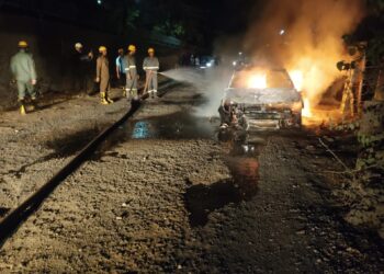 न्यू आगरा में चलती कार में लगी आग