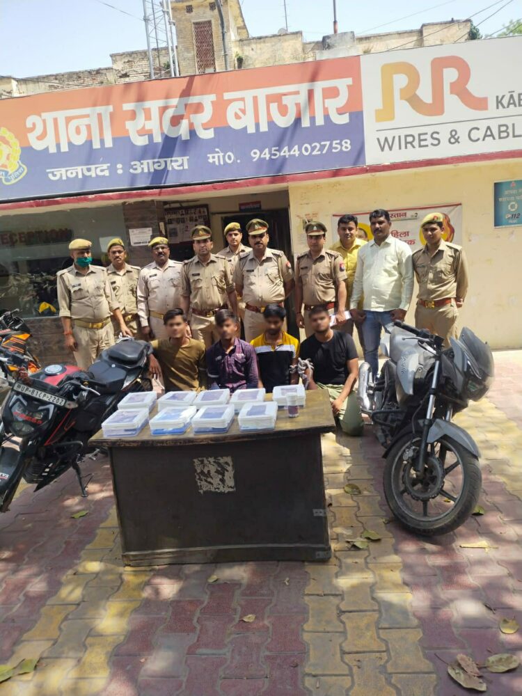 लुटेरों के पास से 29 मोबाइल और 113 सिम कार्ड बरामद हुए