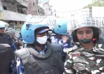 जहांगीरपुरी में फायरिंग करने वाले शख्स की पत्नी को हिरासत में लेने गई पुलिस पर घरों से हुई पत्थरबाजी; एक गिरफ्तार