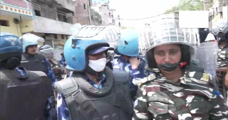 जहांगीरपुरी में फायरिंग करने वाले शख्स की पत्नी को हिरासत में लेने गई पुलिस पर घरों से हुई पत्थरबाजी; एक गिरफ्तार