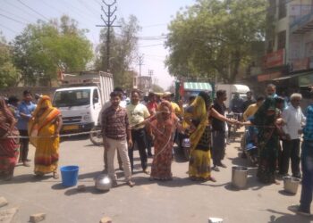 जगदीशपुरा में पानी की समस्या को लेकर लोगों ने लगाया जाम