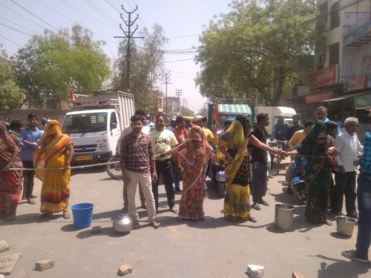जगदीशपुरा में पानी की समस्या को लेकर लोगों ने लगाया जाम