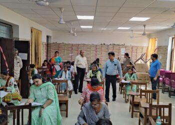 पीएचडी प्रवेश परीक्षा देने आया आईईटी का शिक्षक बाथरूम में मोबाइल से नकल करते हुए पकड़ा गया