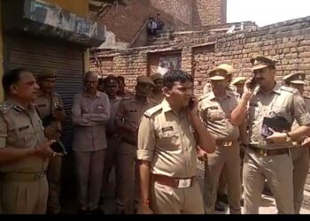 छात्रा को भगाकर ले जाने वाले आरोपी के घर में लगाई आग