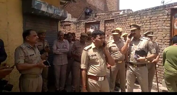 छात्रा को भगाकर ले जाने वाले आरोपी के घर में लगाई आग