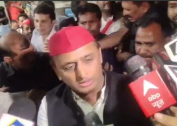 भीमनगरी हादसे में घायलों से मिलने आगरा आए पूर्व मुख्यमंत्री अखिलेश यादव