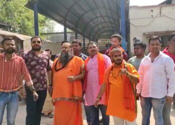 राजा मंडी स्टेशन से मंदिर हटाने को लेकर हुआ विरोध