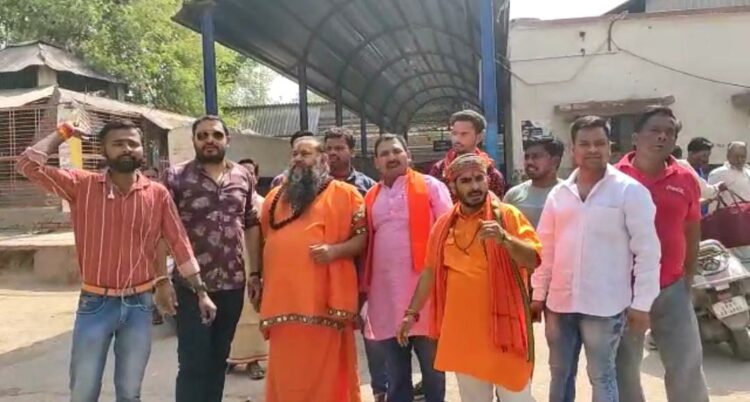 राजा मंडी स्टेशन से मंदिर हटाने को लेकर हुआ विरोध