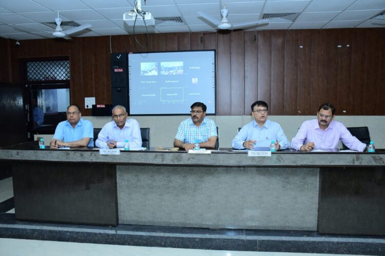 विश्वविद्यालय ने फिजूल में क्यों कराए करोड़ों के निर्माण, प्रोफेसर ने पूछा अधिकारियों से सवाल