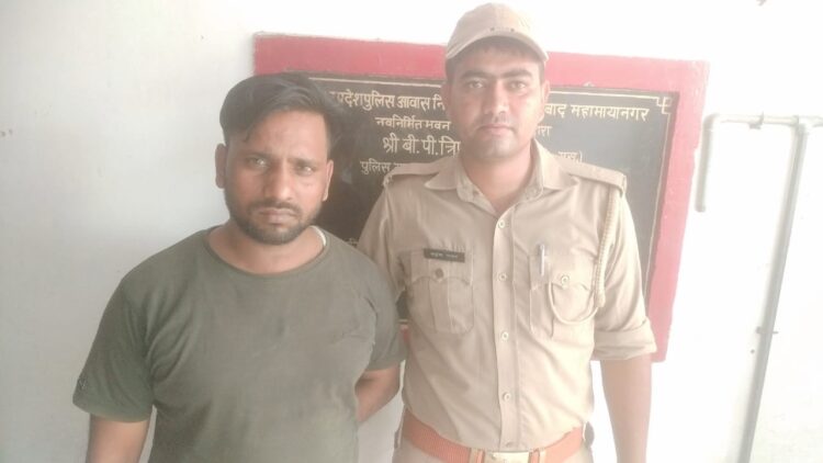 डीएम का चित्र लगा कर व्हॉट्सऐप चैट करने वाला युवक गिरफ्तार