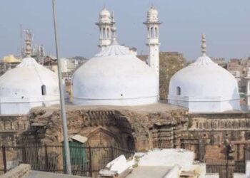 ज्ञानवापी: जिला अदालत ने एक कमिश्नर को हटाया, सुप्रीम कोर्ट में 19 को सुनवाई, नमाज पर प्रतिबंध नहीं, कथित शिवलिंग की सुरक्षा सख्त करने के निर्देश