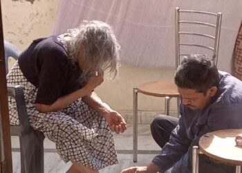 मदर्स डे पर मां के प्यार, त्याग और ममता के लिए उनका शुक्रिया अदा कर रहे बच्चे