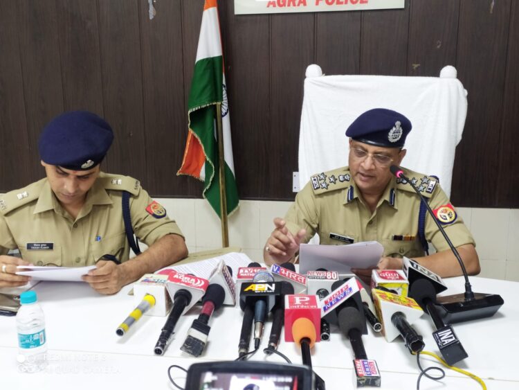 आगरा पुलिस ने किया एक करोड़ रुपए की चोरी का खुलासा
