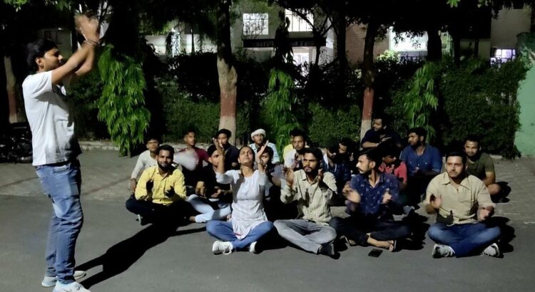 पेपर लीक मामला: परीक्षा नियंत्रक को बर्खास्त करने की मांग को लेकर हंगामा