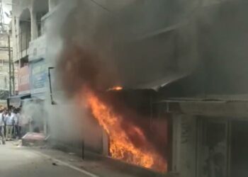 कंप्यूटर शोरूम में लगी आग, लाखों का नुकसान