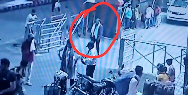 अपहरण संदिग्ध: सर्राफ झांसी में  रेलवे स्टेशन पर सीसीटीवी कैमरे में टहलता दिखा