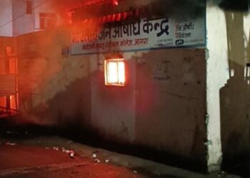 एसएन मेडिकल कॉलेज परिसर में स्थित मेडिकल स्टोर में लगी आग