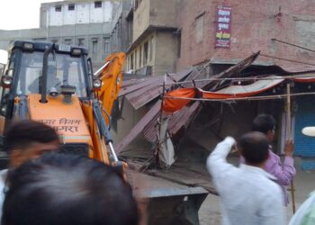 रकाबगंज में बुलडोजर से हटाया गया अतिक्रमण