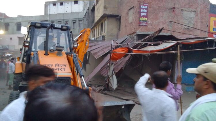 रकाबगंज में बुलडोजर से हटाया गया अतिक्रमण