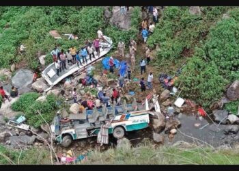बस खाई में गिरी, 22 तीर्थयात्रियों के मरने की आशंका