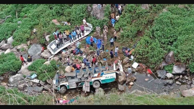 बस खाई में गिरी, 22 तीर्थयात्रियों के मरने की आशंका