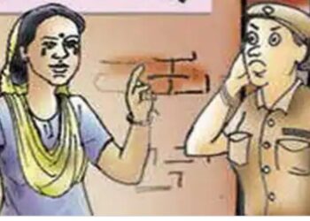 सैन्य कर्मी की पत्नी ने चौकी इंचार्ज के हाथ में मारी खुरपी