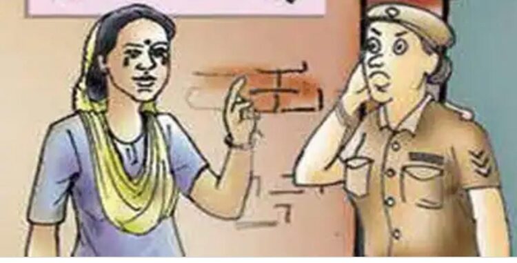 सैन्य कर्मी की पत्नी ने चौकी इंचार्ज के हाथ में मारी खुरपी