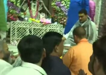 मथुरा में भक्ति भावना में डूबे नजर आए मुख्यमंत्री योगी आदित्यनाथ