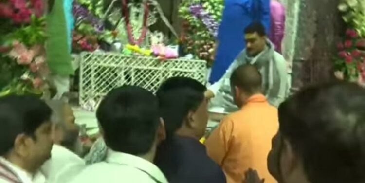 मथुरा में भक्ति भावना में डूबे नजर आए मुख्यमंत्री योगी आदित्यनाथ