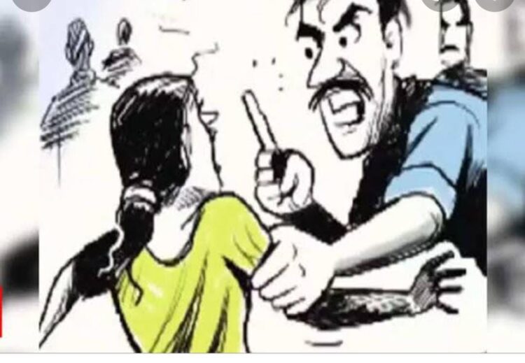 पत्नी पर धारदार हथियार से हमला कर उसे झरना नाले में फेंककर चला गया पति