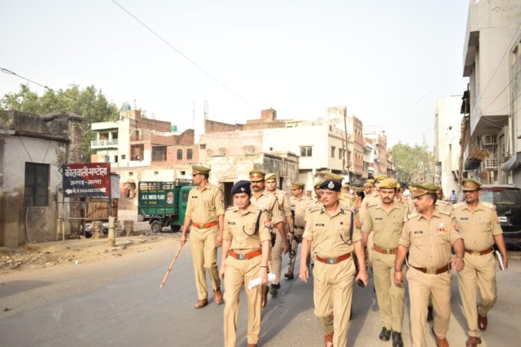 जुमे की नमाज को लेकर अलर्ट, चप्पे-चप्पे पर पुलिस तैनात